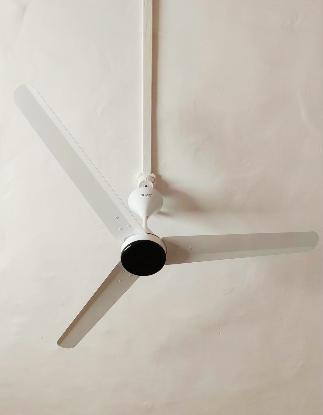 OCECO FANSIO 1400mm BLDC ceiling fan in Pearl White, close-up view highlighting the smooth finish and three long blades